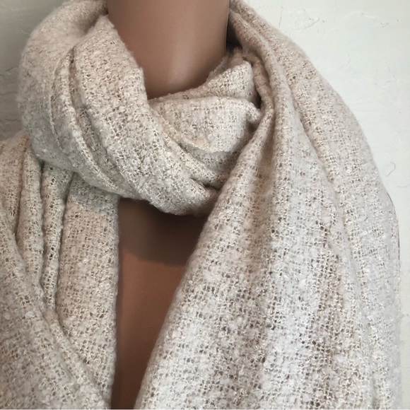Steve Madden Girl Ivory/Gold Warm Winter Knitted Scarf One Size NWT Fringes - Picture 15 of 15